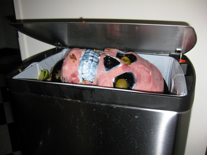 Yeah, still creepy. halloween0944.jpg