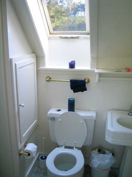 A bathroom with a window above the toilet. Now god can see when you don't replace the roll. 25_G.jpg