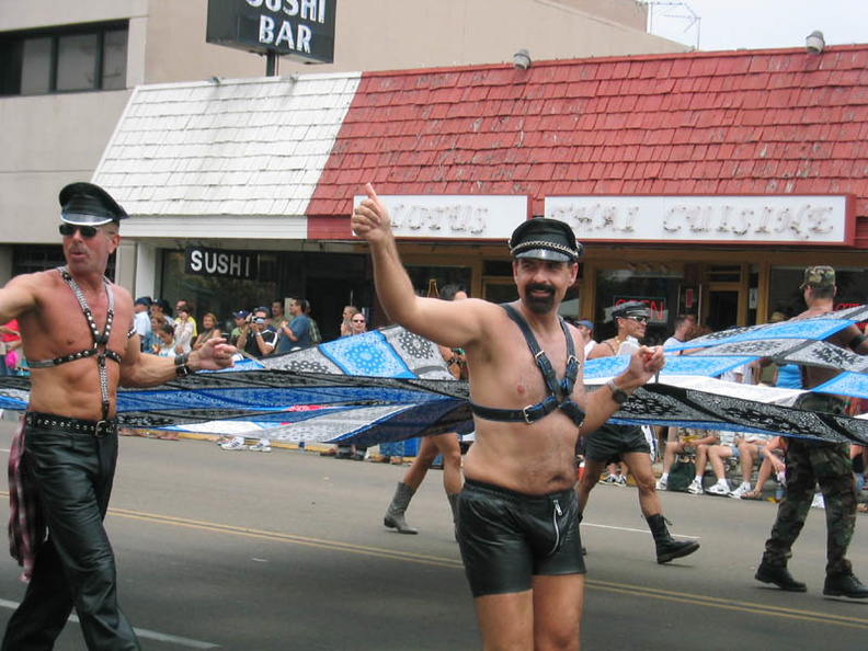 One man's quick review of tight leather shorts with a zipper in the front. acr.jpg